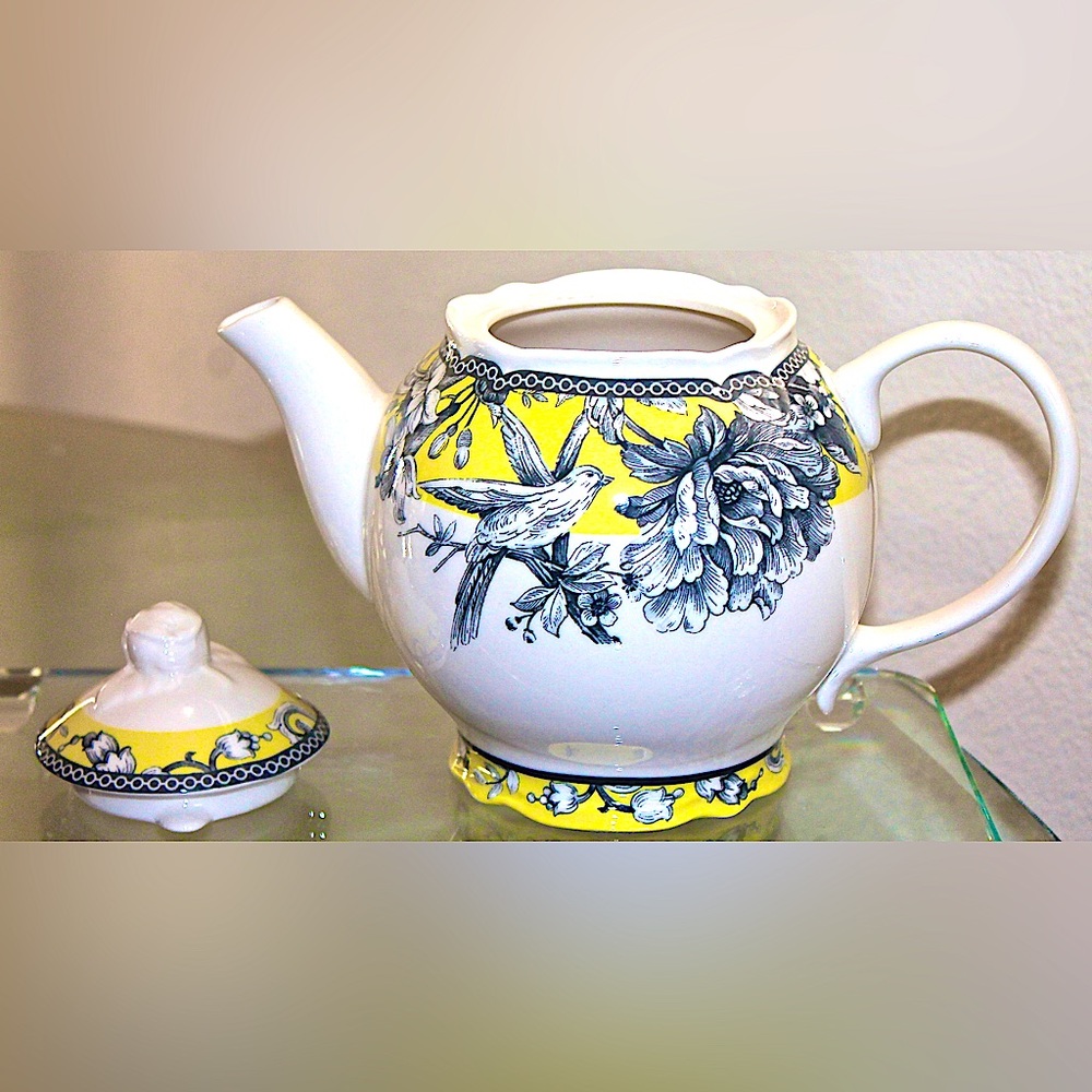222 FIFTH ADELAIDE YELLOW TEA POT & LID NEW PORCELAIN INCH FLORAL 6 CUPS NEW